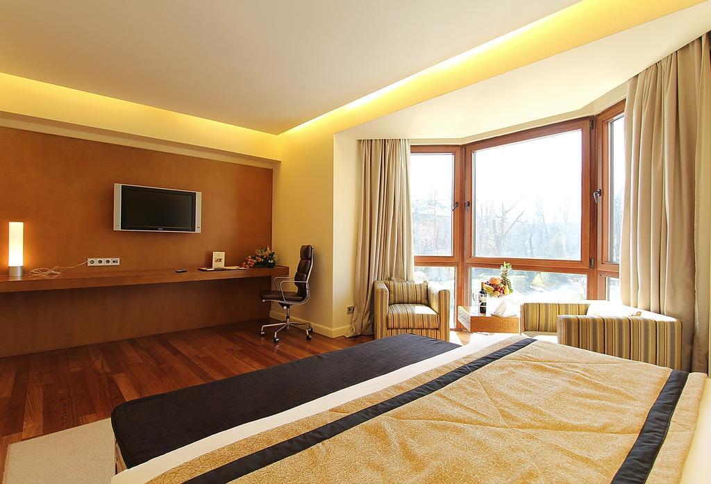 The Dostyk Hotel Almaty Exterior foto